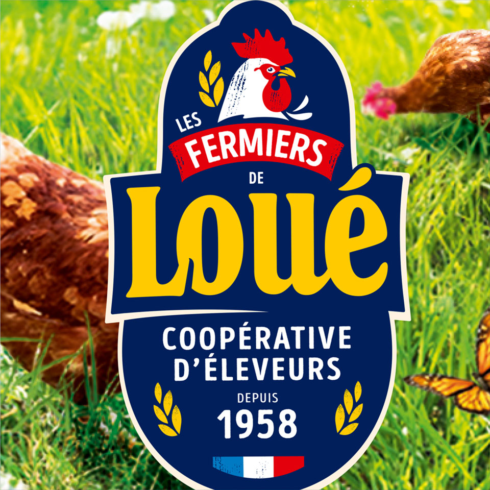 Marque Loué positionnée sur l'herbe avec des poulets en liberté